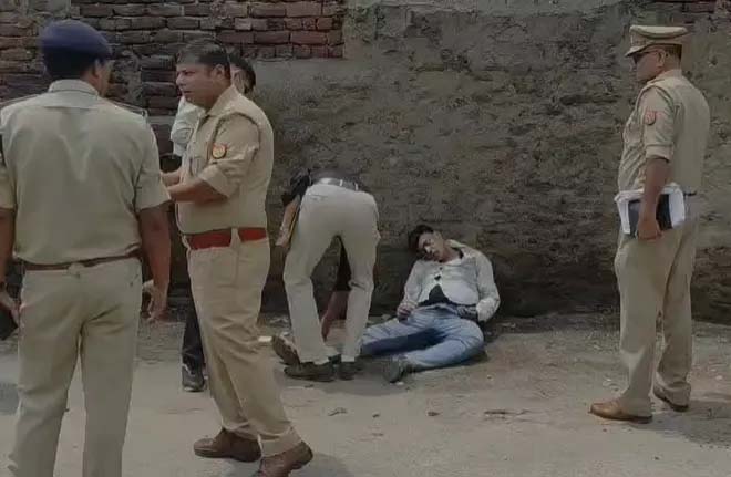 चलते ई-रिक्शे से सड़क पर फेंका शव, मेरठ में दहशत